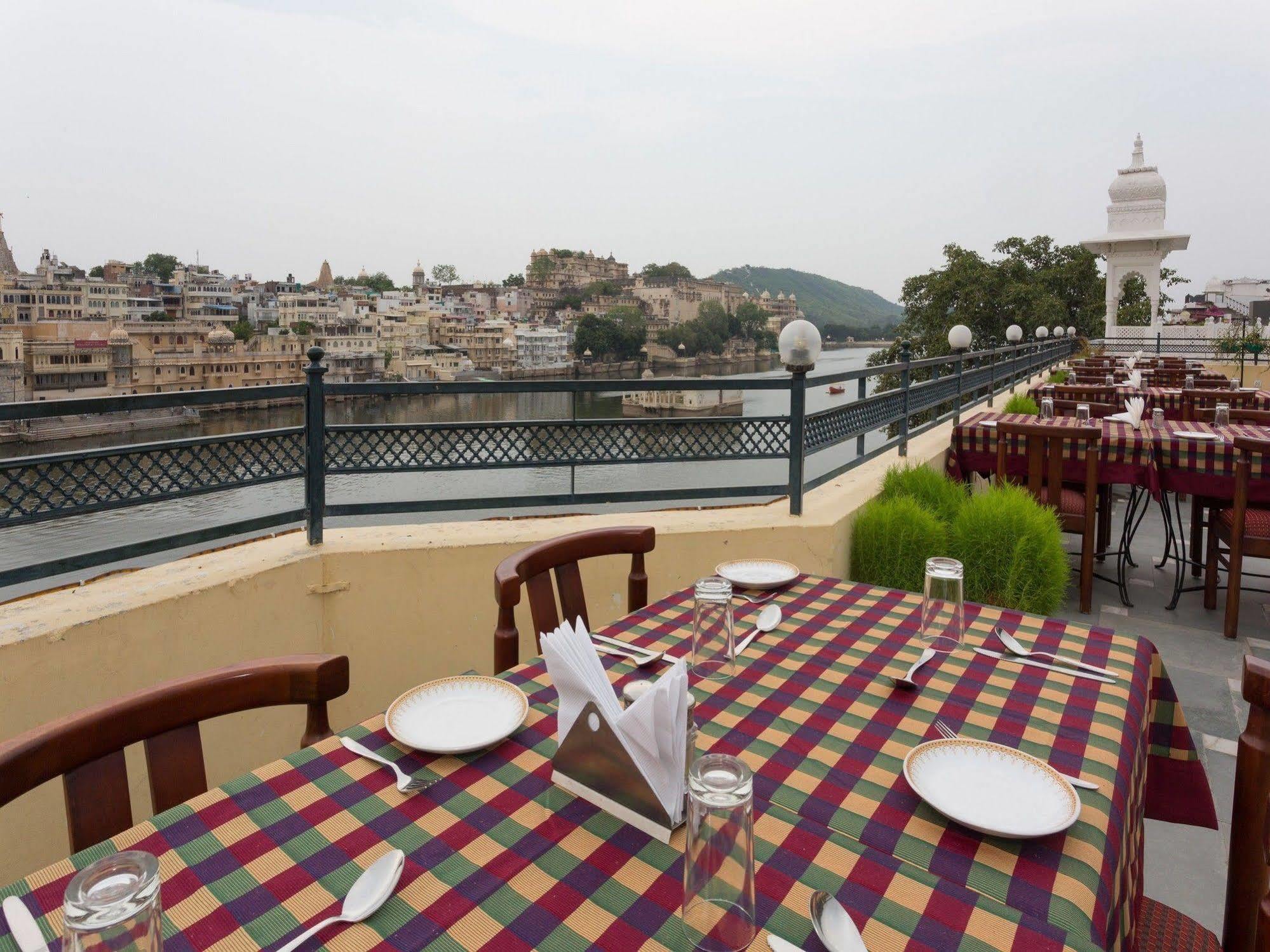 Sarovar - Lake Facing Boutique Hotel On Lake Pichola Udaipur Exterior foto