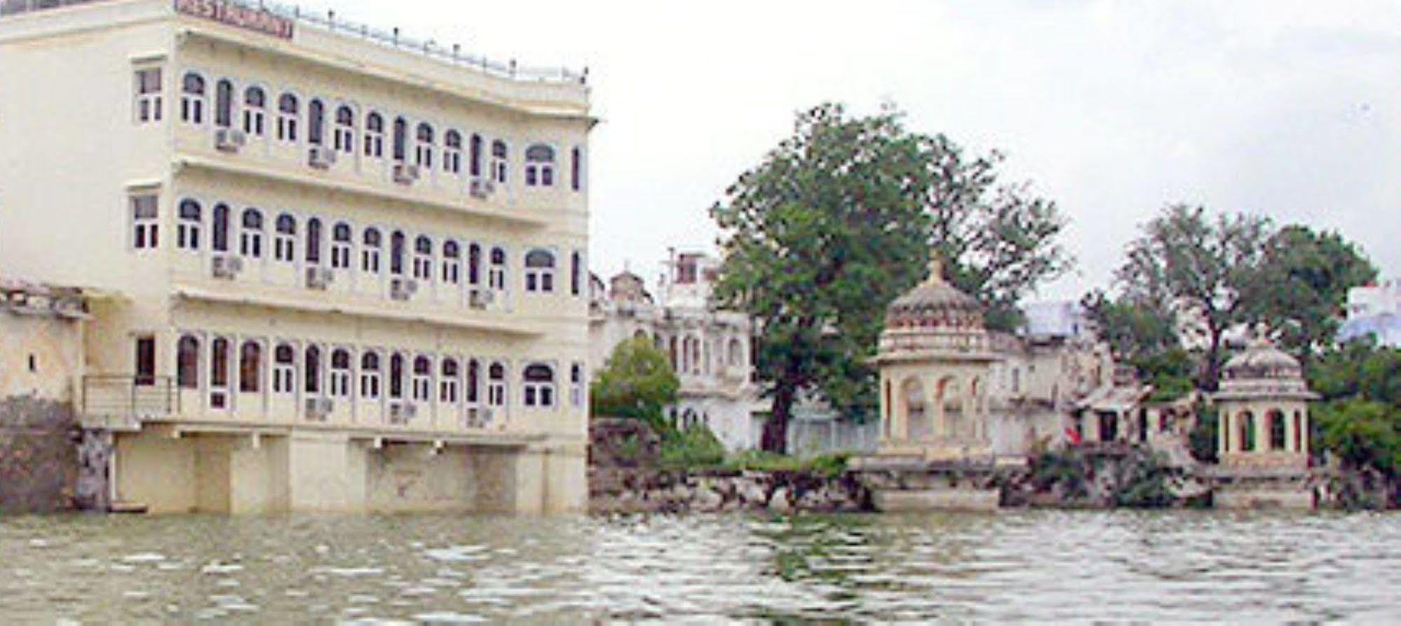 Sarovar - Lake Facing Boutique Hotel On Lake Pichola Udaipur Exterior foto