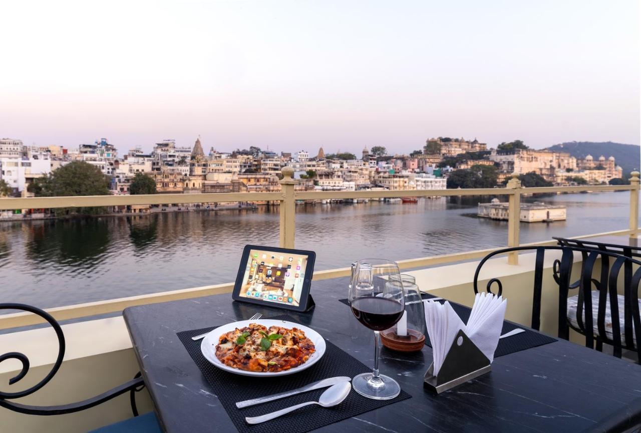 Sarovar - Lake Facing Boutique Hotel On Lake Pichola Udaipur Exterior foto